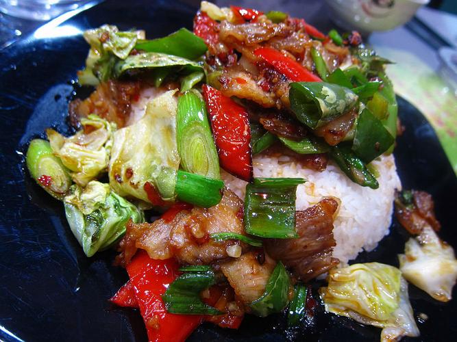 这里每份粉面饭都跟一杯冷热饮品, 我要的 热奶茶较为稀薄, 水准一般